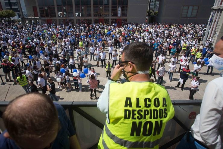 Varias persoas participan nunha concentración en conmemoración do ano de "loita" pola planta de aluminio e os postos de traballo de Alcoa San Cervo, na Praza do Concello de Xove, a 30 de maio de 2021 / Carlos Castro - Europa Press