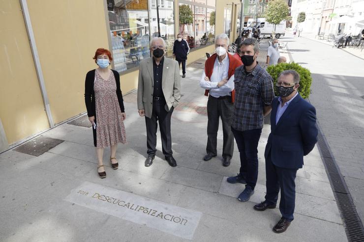 Rubén Arroxo, Maite Ferreiro e Vítor Freixanes comproban como está a instalación da "Palabra do Ano" da RAG nunha rúa de Lugo / Concello de Lugo