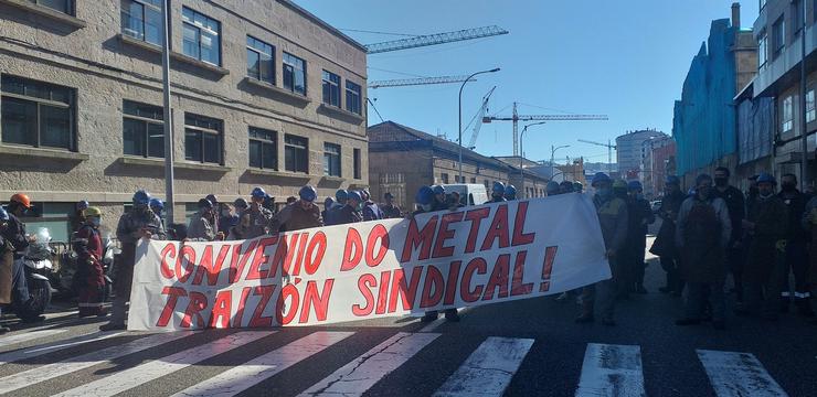 Operarios da Plataforma de Traballadores do Metal cortan o tráfico en Bouzas (Vigo), en protesta pola firma do convenio provincial do sector e para denunciar a "traizón" dos sindicatos. / Europa Press
