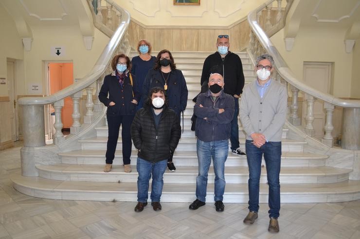 Integrantes de varios colectivos durante a presentación do manifesto en defensa da casa natal de Carvalho Calero en Ferrol. 