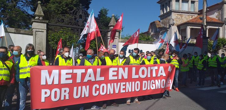 Concentración de delegados do Metal ante a sede de Asime en Vigo. / Europa Press