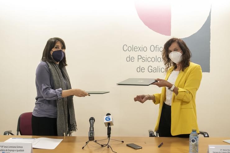 A conselleira de Emprego e Igualdade, María Jesús Lorenzana, asina un convenio de colaboración co Colexio Oficial de Psicoloxía.. CONCHI PAZ 