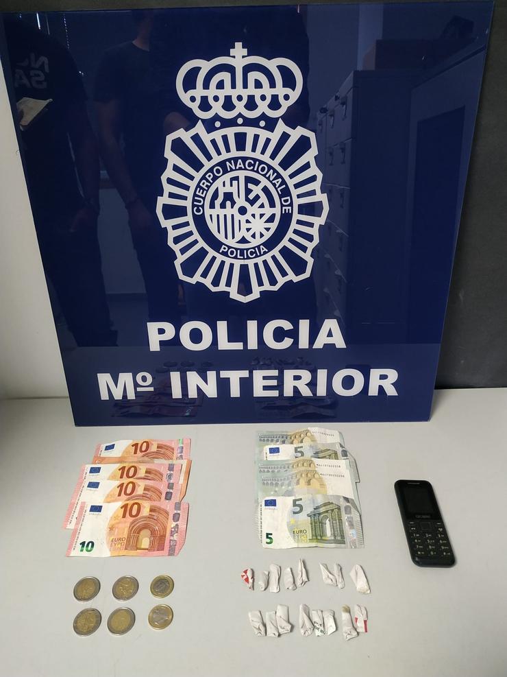 Efectos intervidos nun operativo no que se desarticulou un punto de venda de droga en Vilagarcía (Pontevedra).. POLICÍA NACIONAL / Europa Press