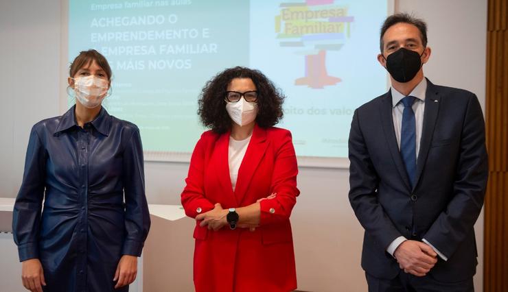 De esquerda a dereita: Carlota López (Aresa); a directora da Asociación Galega de Empresa Familia, Margarita Hermo; e o director xerente de Afundación, Pedro Otero. PUNTOGA / Europa Press