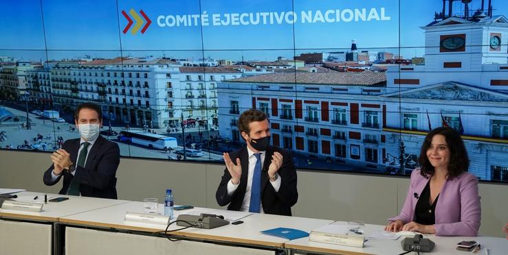 O líder do PP, Pablo Casado, preside a reunión do Comité Executivo Nacional do PP flanqueado pola presidenta madrileña Isabel Díaz Ayuso e o secretario xeral do PP, Teodoro García Egea, tras a vitoria do 4M. En Madrid, 5 de maio de 2021.. TAREK (PP) 