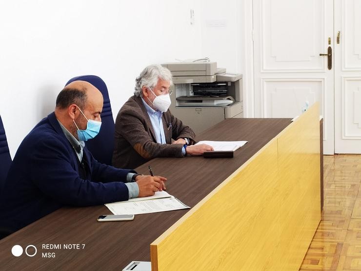 O presidente da Confederación Hidrográfica do Miño-Sil, Jose Antonio Quiroga, nun encontro co vicepresidente da Deputación de Ourense, Rosendo Fernández.. CHMS 