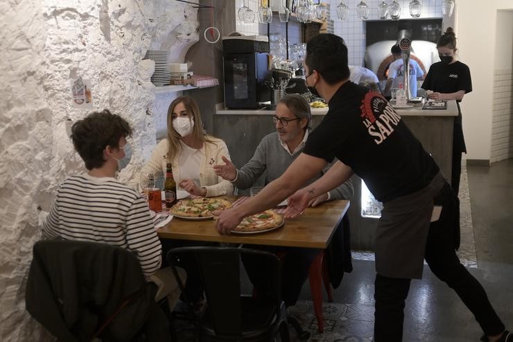Unhas persoas ceando no interior dun restaurante, a 16 de abril de 2021, na Coruña, Galicia (España).. M. Dylan - Europa Press 