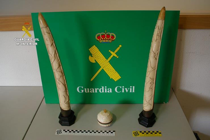 Dous cabeiros de elefante tallado con motivos tribais e un copón esférico de marfil intervidos en Cambre (A Coruña).. GARDA CIVIL / Europa Press