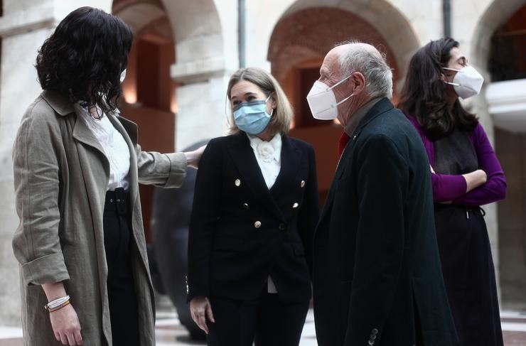 A presidenta da Comunidade de Madrid, Isabel Díaz Ayuso, saúda á ex conselleira de Cultura da Comunidade de Madrid e membro de Cidadáns, Marta Rivera da Cruz, durante a recepción ao artista plástico Antonio López (d), a 19 de abril de 2021,. Eduardo Parra - Europa Press 