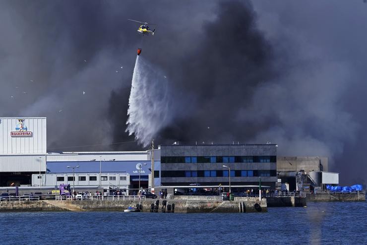 Incendio rexistrado na tarde deste sábado nas instalacións de Jealsa en Boiro (A Coruña). ÁLVARO BALLESTEROS - EUROPA PRESS 