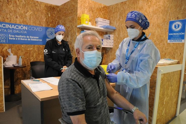 O presidente do Parlamento de Galicia, Miguel Anxo Santalices, recibe a vacina en Ourense. PARLAMENTO DE GALICIA / Europa Press