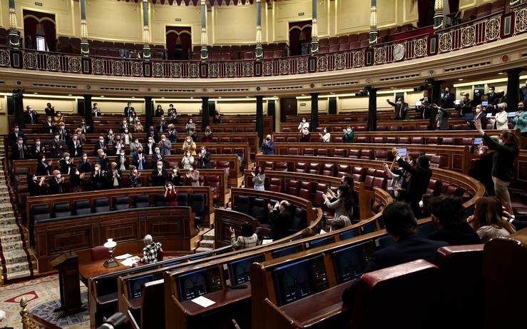 Membros do hemiciclo aplauden durante unha sesión plenaria no Congreso dos Deputados. EUROPA PRESS