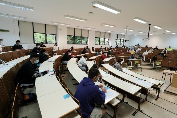 Varios estudantes esperan para facer un exame nunha aula da Facultade de Psicoloxía da Universidade de Santiago de Compostela / César Arxina - Europa Press.