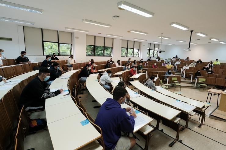 Varios estudantes esperan para facer un exame