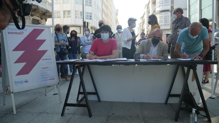 A portavoz nacional do BNG, Ana Pontón, e o portavoz municipal, Francisco Jorquera, na reocogida de firmas contra a subida da luz. BNG 