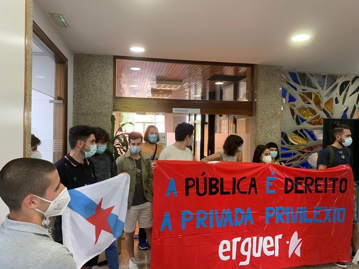 Membros da organización estudantil Erguer durante unha ocupación simbólica da sede de IESIDE en Vigo.. ERGUER
