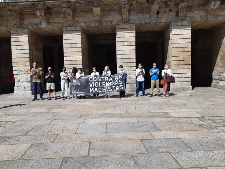 Concentración da corporación do Concello de Santiago en rexeitamento aos asasinatos de dúas nenas de Tenerife a mans do seu pai / Conello de Santiago de Compostela.