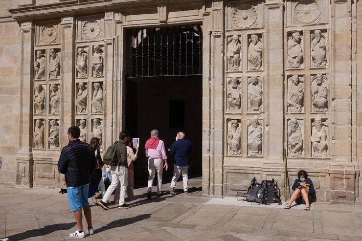 Un grupo de persoas espera a atravesar a porta Santa da Catedral de Santiago, na Praza da Quintana, a 6 de xuño de 2021, en Santiago de Compostela, A Coruña, Galicia, (España). Nestas datas, a cidade de Santiago volve converterse no. César Arxina - Europa Press