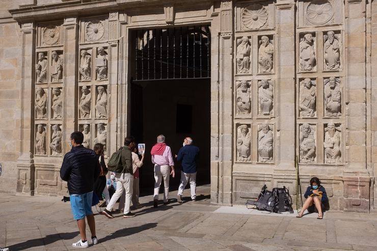 Un grupo de persoas espera a atravesar a porta Santa da Catedral de Santiago, na Praza da Quintana, a 6 de xuño de 2021, en Santiago de Compostela, A Coruña, Galicia, (España). Nestas datas, a cidade de Santiago volve converterse no. César Arxina - Europa Press / Europa Press