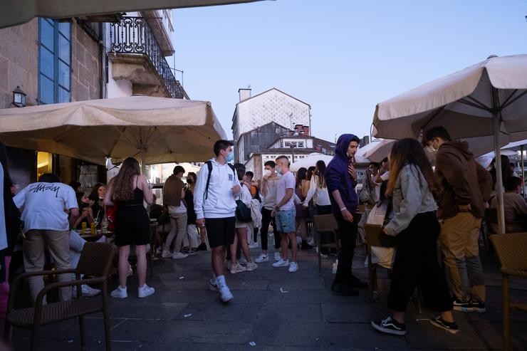 Varias persoas na rúa e en restaurantes durante a pandemia / César Argina - Europa Press