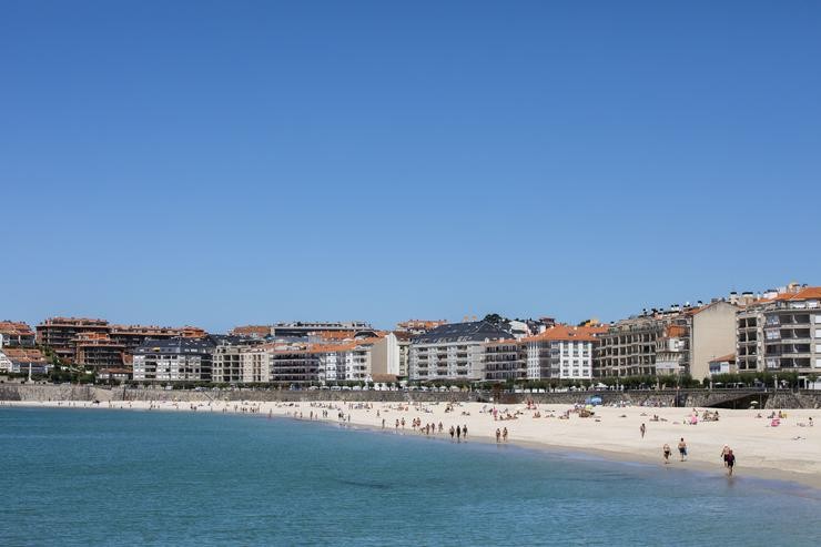 Varias persoas gozan da praia de Sanxenxo (Pontevedra).. Beatriz Ciscar - Europa Press
