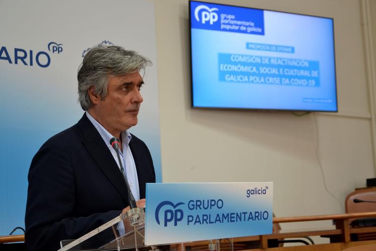 O portavoz parlamentario do PP de Galicia, Pedro Puy, presenta en rolda de prensa a proposta dos populares para o ditame da comisión de recuperación tras a pandemia da covid-19.. PPDEG 