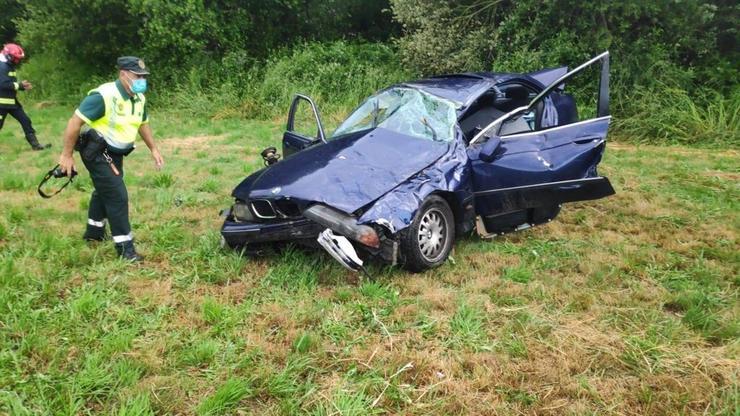 Estado do coche tras o accidente ocorrido este sábado pola tarde en Esgos, Ourense.. GARDA CIVIL 