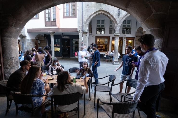 Varias persoas durante o primeiro día de apertura de bares e cafetarías ata a 1 da madrugada, a 11 de xuño de 2021, en Santiago de Compostela, A Coruña, Galicia (España). Desde esta noite, os bares, cafetarías e restaurantes galegos poderán abrir. César Arxina - Europa Press / Europa Press