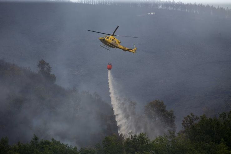 Labores de extinción dun incendio forestal. Carlos Castro - Europa Press