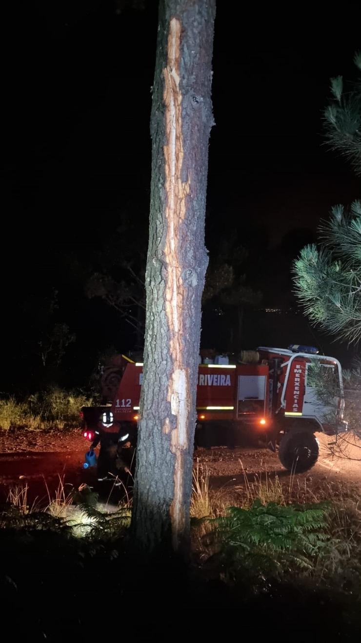 Un raio provoca un incendio nun monte de Ribeira. CONCELLO DE RIBEIRA