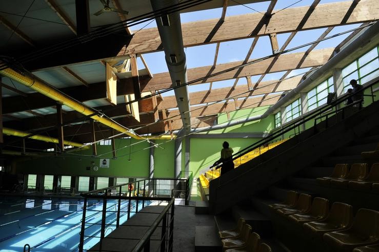 Un operario traballa na reconstrución dun teito levantado polo vento na piscina olímpica do Pavillón Municipal de deportes de Ourense tras unha forte treboada rexistrada onte na cidade, a 14 de xuño de 2021.. Rosa Veiga - Europa Press / Europa Press