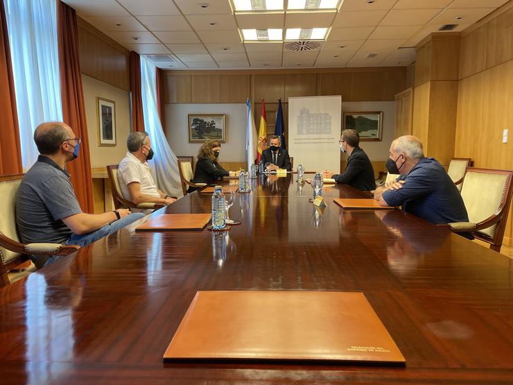 O delegado do Goberno, José Miñones, reúnese con representantes dos mariscadores da ría do Burgo. DELEGACIÓN DO GOBERNO EN GALICIA / Europa Press