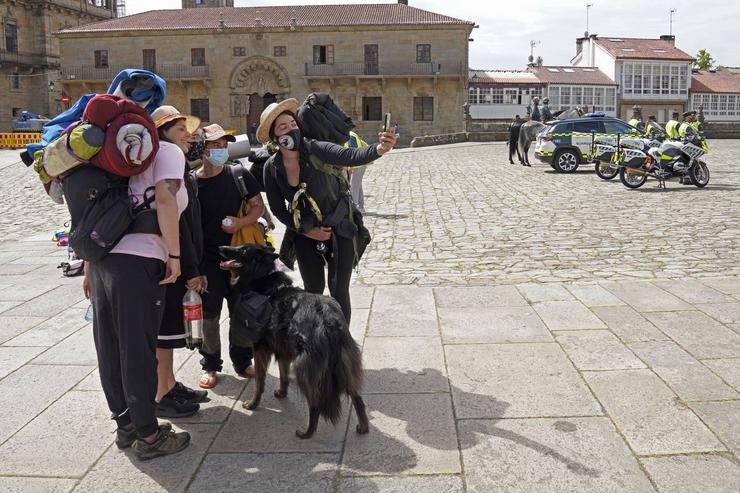 Varios peregrinos tómanse unha foto, á súa chegada á Catedral de Santiago. Álvaro Ballesteros - Europa Press 