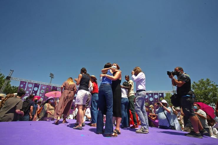 A nova líder de Podemos, Ione Belarra (i), abraza á secretaria de Dereitos LGTBI en Podemos, Ángela Rodríguez Pam (d), tras ser elixida, Belarra como secretaria xeral do partido co 89% dos votos coa súa candidatura `Crecer´, no IV Asamble. Ricardo García - Europa Press 