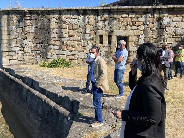 Anxo Mato e Eva Martínez durante a visita ao castelo de San Felipe.. CONCELLO DE FERROL / Europa Press