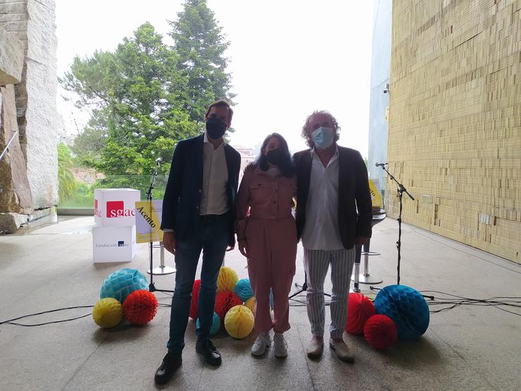 O director de Agadic, Jacobo Sutil; a integrante de Tanxugueiras, Sabela Maneiro; e o presidente do consello interterritorial da SGAE, Teo Cardalda, este xoves na presentación do ciclo 'Acento' na terraza da SGAE 