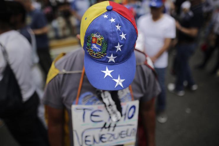 Manifestante nunha protesta contra o Goberno de Nicolás Maduro en Caracas, Venezuela 