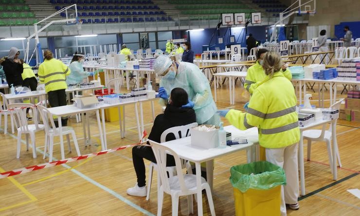 Arquivo - Un traballador sanitario realiza un test de antígenos a un estudante universitario da Universidade de Vigo, en Vigo.. Marta Vázquez Rodríguez - Europa Press - Arquivo 