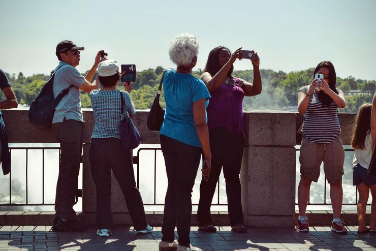 Turistas tomando fotos 