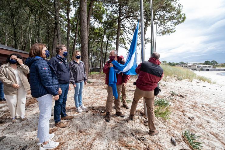 O presidente da Xunta, Alberto Núñez Feijóo, e a conselleira Ángeles Vázquez, participan no izado da bandeira azul na praia de Rodas, nas illas Cíes / David Cabezón - Xunta de Galicia.