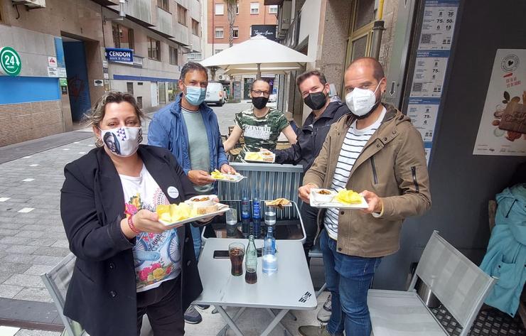 O tenente de alcalde, Tino Fernández, e a concelleira de Promoción Económica e Turismo, Yoya Blanco, inauguraron esta mañá, acompañados polos concelleiros socialistas Iván Puentes e Marcos Rey, participan no Roteiro de Petiscos da Festa das Cunchas / Concello de Pontevedra