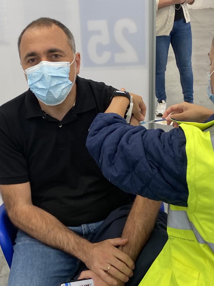 O conselleiro de Sanidade, Julio García Comesaña, recibe no Ifevi de Vigo a segunda dose da vacina contra a covid-19 / Xunta de Galicia. / Europa Press