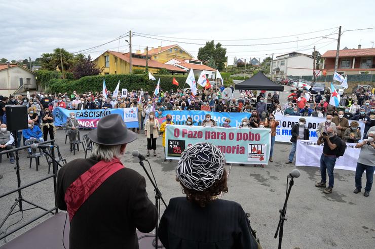 Decenas de persoas con pancartas, participan nunha marcha cívica polas inmediacións do Pazo de Meirás, a 19 de xuño de 2021, en Sada, A Coruña 