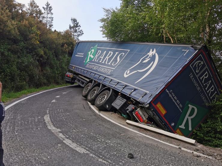 Camión accidentado en Maceda (Ourense).. GARDA CIVIL / Europa Press