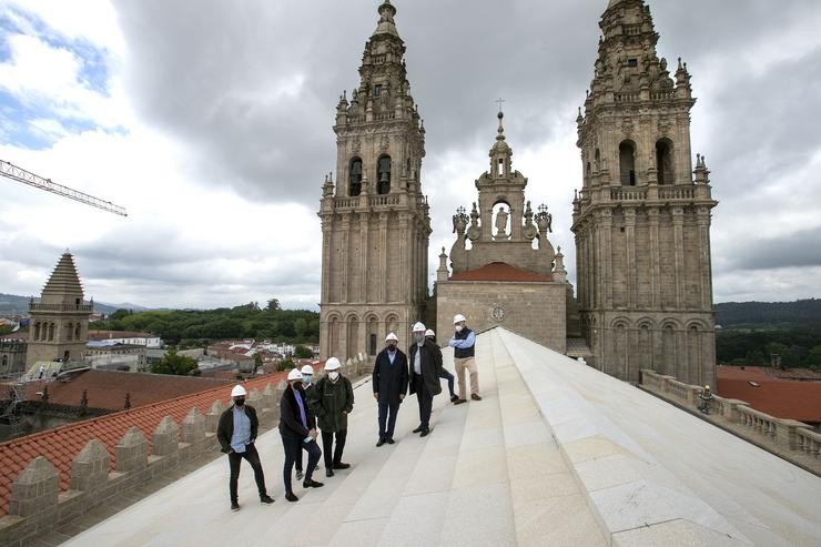 O conselleiro de Cultura, Educación e Universidade, Román Rodríguez, e o director da Fundación Catedral, Daniel Lorenzo, visitan a rehabilitación das cubertas da Catedral e as Torres dá Vea e do Tesouro. CONCHI PAZ / XUNTA / Europa Press