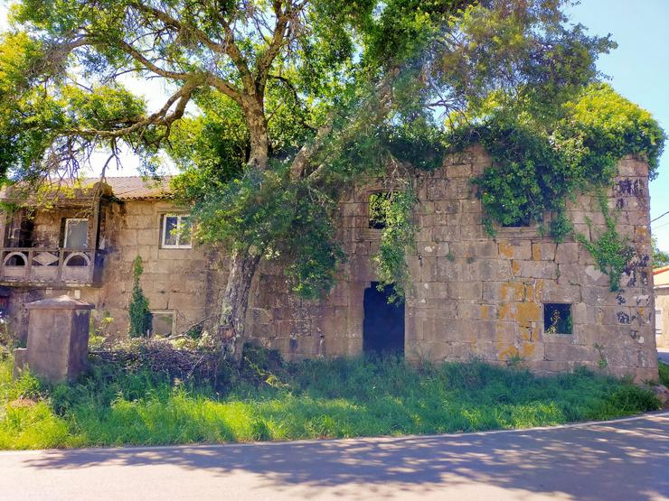 Pazo e casa forte dos Moscoso, na Vacariza, en Dumbría, en estado ruinoso 