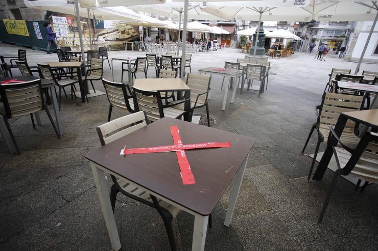 Unha mesa dunha terraza tachada cunha cinta de prohibición 