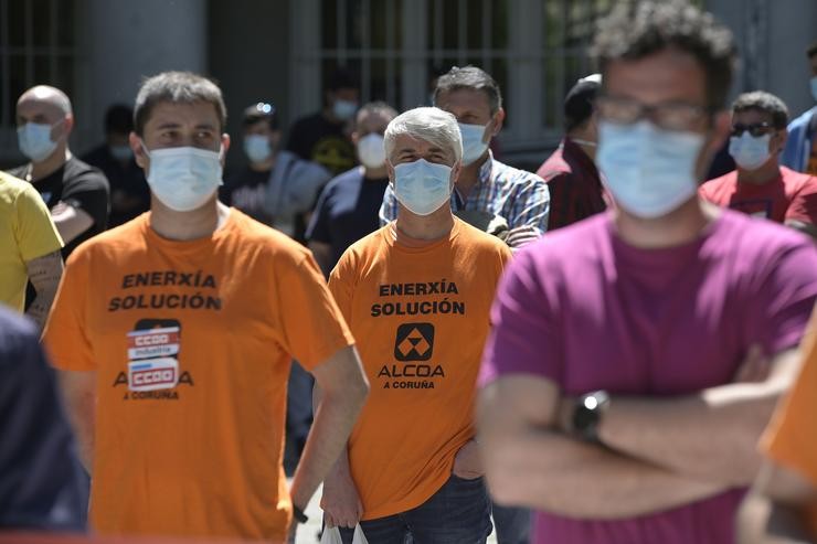 Varios compoñentes do comité de empresa de Alu Ibérica A Coruña participan nunha concentración ante a antiga Audiencia Provincial, a 20 de maio de 2021, na Coruña 