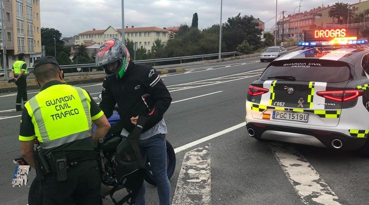 Un dos controis de tráfico da Garda Civil realizado o pasado fin de semana nas estradas galegas. GARDA CICIL 