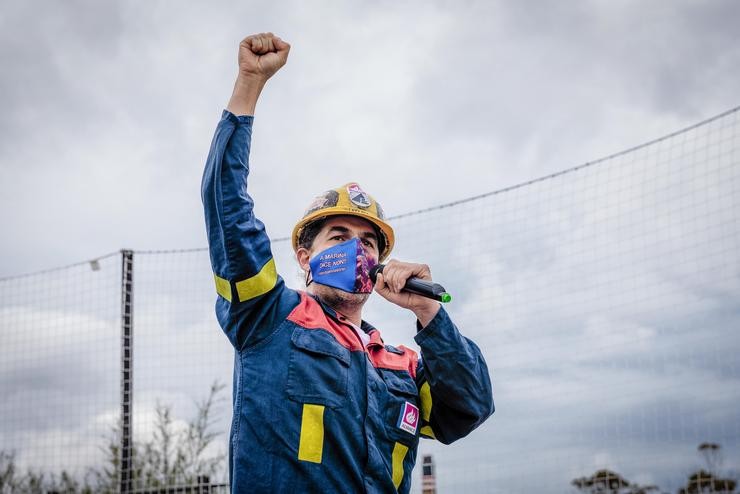 Un membro do comité de Alcoa, intervén nunha concentración convocada polo comité de empresa de Alcoa, para defender o futuro da fábrica de aluminio na comarca, na praza dous Campos de San Cibrao, na Mariña lucense, a 20 de xuño de 2021. Carlos Castro - Europa Press / Europa Press